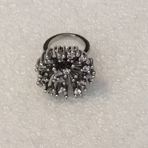 Vintage silver tone ring w/ lots of rhinestones - Picture 4 of 7